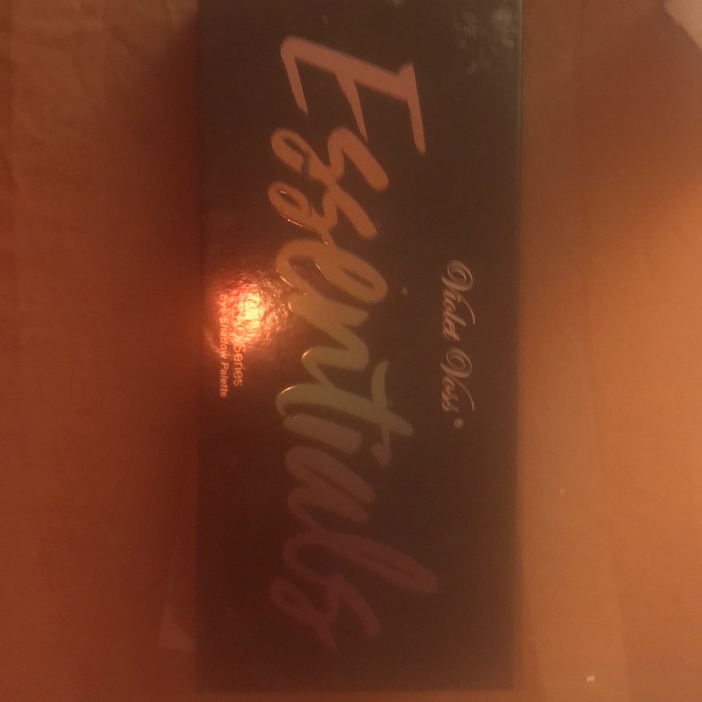 Essiantals make up pallet the